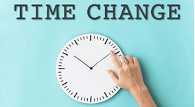 Un reloj en la mano
Descripción generada automáticamente con confianza media